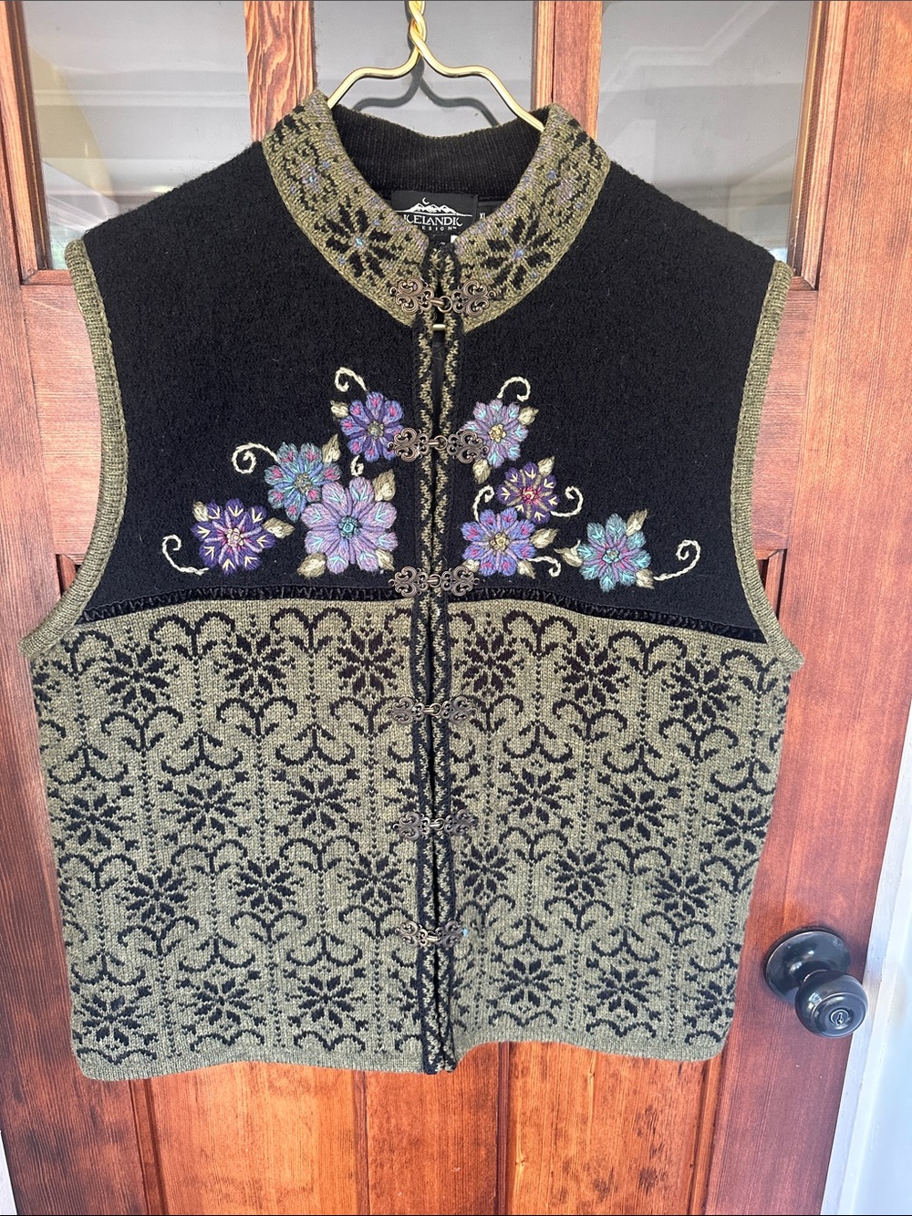 Icelandic Design Atlandia 2004 Wool Vest Floral Embroidered Metal Clasp XL